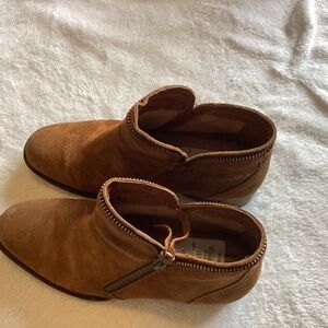 Born brown suede boots with side zipper and small heel